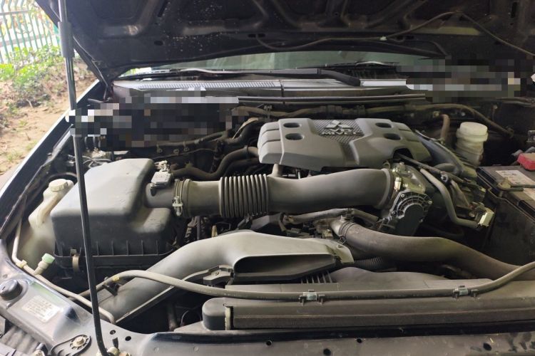 Used Mitsubishi Pajero Sport 2013 3.0L Automatic 4x4 Flagship Edition Engine Bay Right