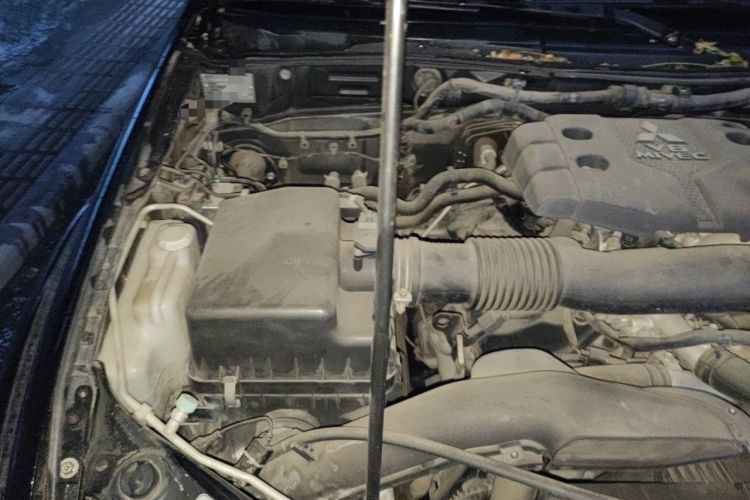 Used Mitsubishi Pajero Sport 2013 3.0L Automatic Two-Wheel Drive Luxury Edition Engine Bay Right