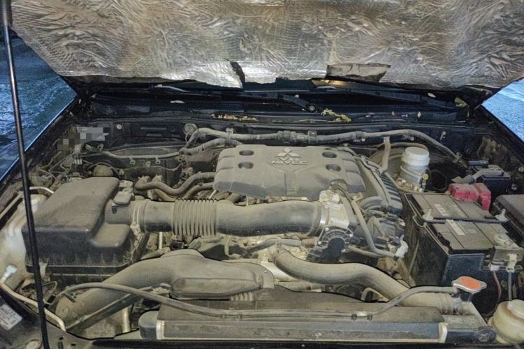 Used Mitsubishi Pajero Sport 2013 3.0L Automatic Two-Wheel Drive Luxury Edition Engine Bay