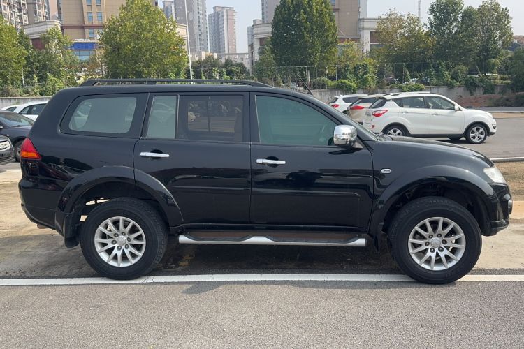 Used Mitsubishi Pajero Sport 2013 3.0L Automatic 4x4 Executive Edition Exterior 2