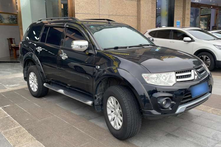 Used Mitsubishi Pajero Sport 2013 3.0L Automatic 4x4 Executive Edition Exterior 2