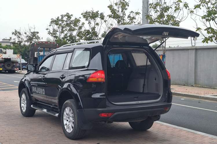 Used Mitsubishi Pajero Sport 2013 2.4L Manual Two-Wheel Drive Comfort Edition Exterior 3