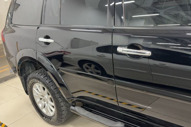 Used Mitsubishi Pajero Sport 2013 3.0L Automatic 4x4 Executive Edition Exterior 4