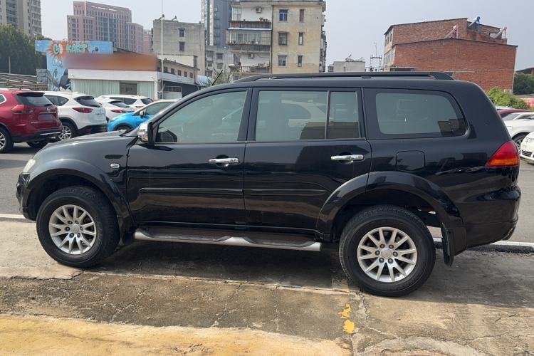 Used Mitsubishi Pajero Sport 2013 3.0L Automatic 4x4 Executive Edition Exterior 5