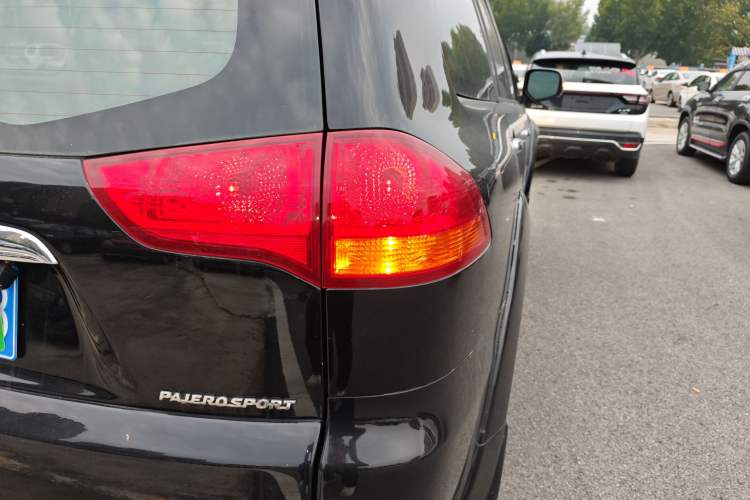 Used Mitsubishi Pajero Sport 2013 3.0L Automatic 4x4 Executive Edition Exterior 6
