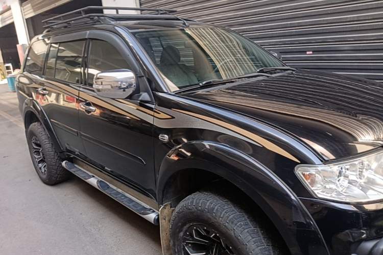 Used Mitsubishi Pajero Sport 2013 3.0L Automatic 4x4 Executive Edition Front Right 45 Deg
