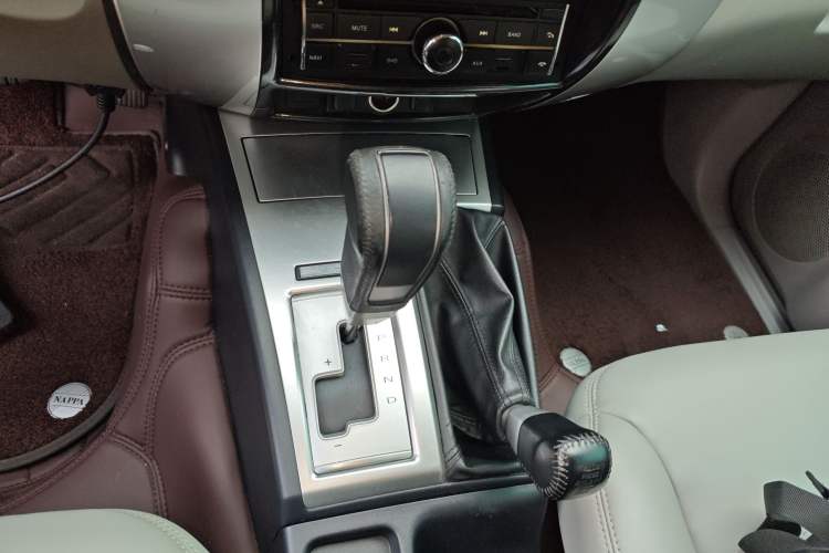 Used Mitsubishi Pajero Sport 2013 3.0L Automatic 4x4 Executive Edition Gear Lever