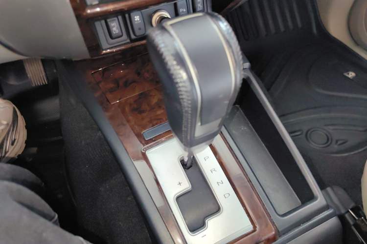 Used Mitsubishi Pajero Sport 2013 3.0L Automatic Two-Wheel Drive Luxury Edition Gear Lever