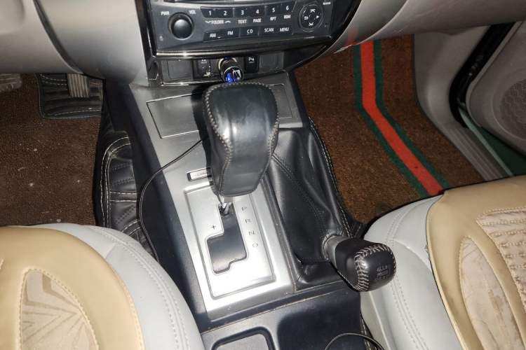 Used Mitsubishi Pajero Sport 2013 3.0L Automatic 4x4 Executive Edition Gear Lever