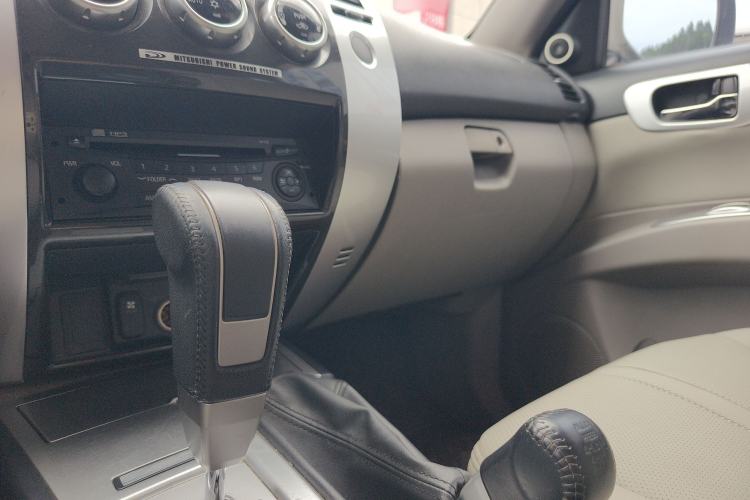 Used Mitsubishi Pajero Sport 2013 3.0L Automatic 4x4 Executive Edition Gear Lever