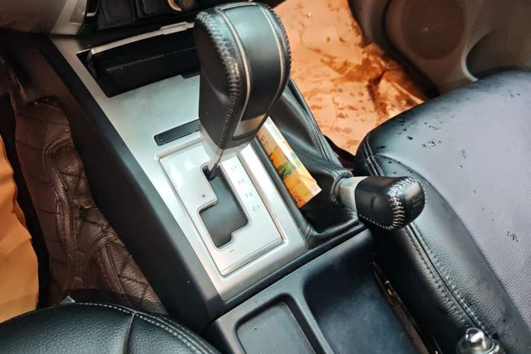 Used Mitsubishi Pajero Sport 2013 3.0L Automatic 4x4 Executive Edition Gear Lever