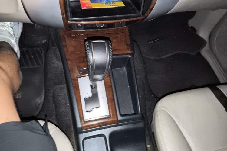 Used Mitsubishi Pajero Sport 2013 3.0L Automatic Two-Wheel Drive Luxury Edition Gear Lever
