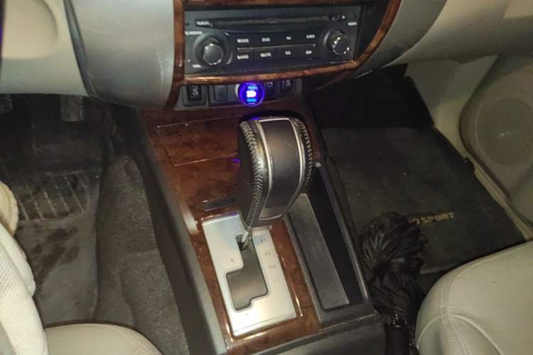 Used Mitsubishi Pajero Sport 2013 3.0L Automatic Two-Wheel Drive Luxury Edition Gear Lever