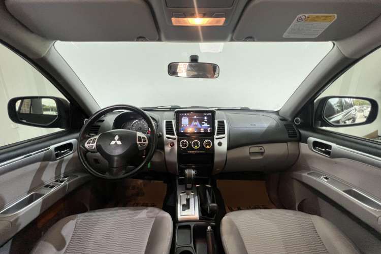 Used Mitsubishi Pajero Sport 2013 3.0L Automatic 4x4 Executive Edition Interior 1