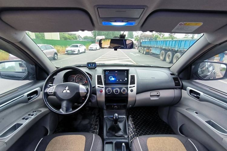 Used Mitsubishi Pajero Sport 2013 2.4L Manual Two-Wheel Drive Comfort Edition Interior 1