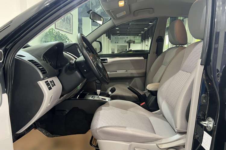 Used Mitsubishi Pajero Sport 2013 3.0L Automatic 4x4 Executive Edition Interior 2