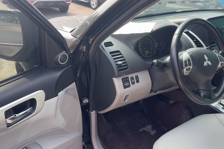 Used Mitsubishi Pajero Sport 2013 3.0L Automatic 4x4 Executive Edition Interior 2