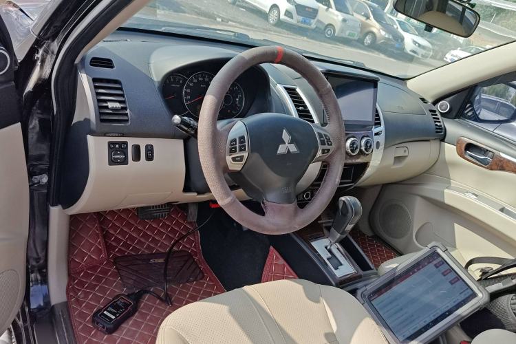 Used Mitsubishi Pajero Sport 2013 3.0L Automatic Two-Wheel Drive Luxury Edition Interior 2