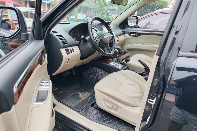Used Mitsubishi Pajero Sport 2013 3.0L Automatic 4x4 Flagship Edition Interior 2