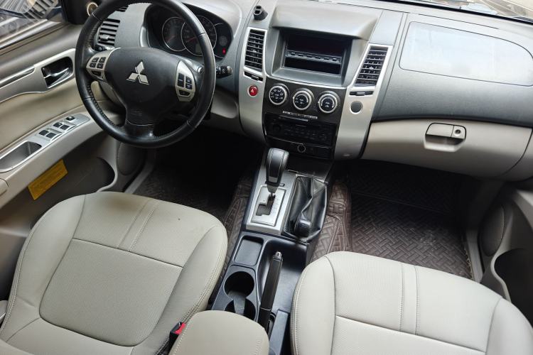 Used Mitsubishi Pajero Sport 2013 3.0L Automatic 4x4 Executive Edition Interior 2