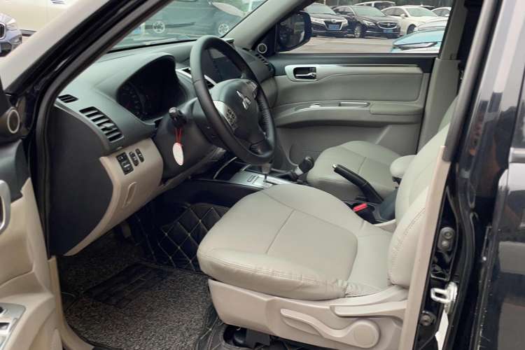 Used Mitsubishi Pajero Sport 2013 3.0L Automatic 4x4 Executive Edition Interior 2
