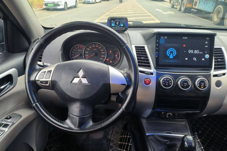 Used Mitsubishi Pajero Sport 2013 2.4L Manual Two-Wheel Drive Comfort Edition Interior 2