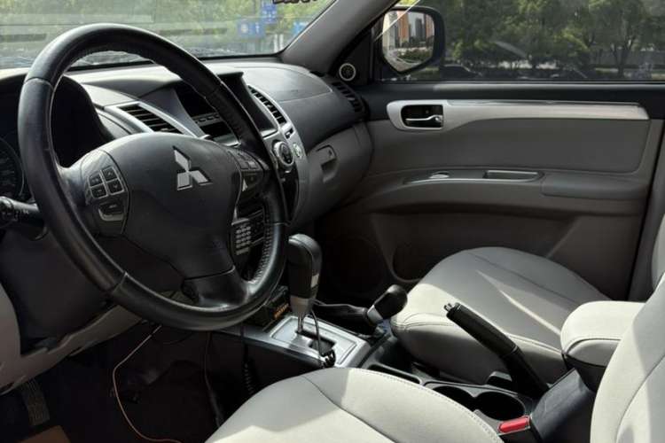 Used Mitsubishi Pajero Sport 2013 3.0L Automatic 4x4 Executive Edition Interior 3