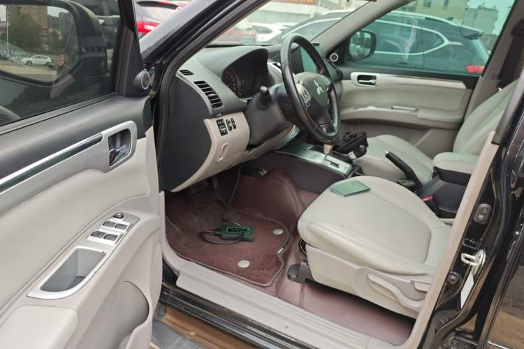 Used Mitsubishi Pajero Sport 2013 3.0L Automatic 4x4 Executive Edition Interior 3