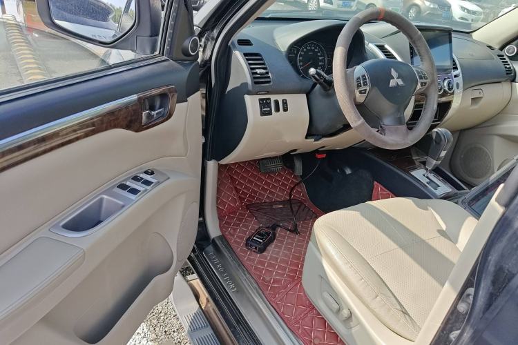 Used Mitsubishi Pajero Sport 2013 3.0L Automatic Two-Wheel Drive Luxury Edition Interior 3