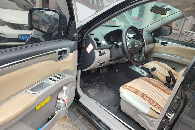 Used Mitsubishi Pajero Sport 2013 3.0L Automatic 4x4 Executive Edition Interior 3