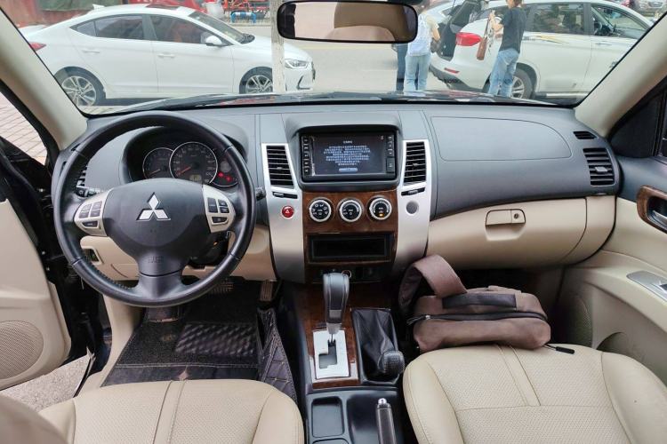 Used Mitsubishi Pajero Sport 2013 3.0L Automatic 4x4 Flagship Edition Interior 3