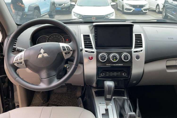 Used Mitsubishi Pajero Sport 2013 3.0L Automatic 4x4 Executive Edition Interior 3