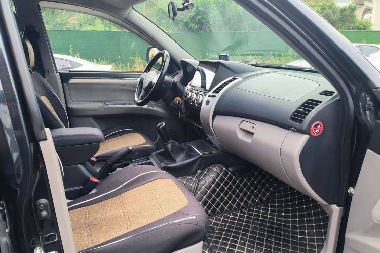 Used Mitsubishi Pajero Sport 2013 2.4L Manual Two-Wheel Drive Comfort Edition Interior 5