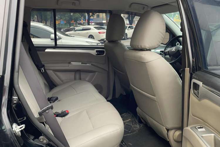 Used Mitsubishi Pajero Sport 2013 3.0L Automatic 4x4 Executive Edition Interior 6
