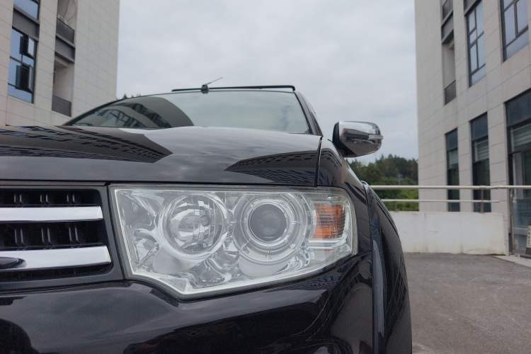 Used Mitsubishi Pajero Sport 2013 3.0L Automatic 4x4 Executive Edition Left Front Headlight