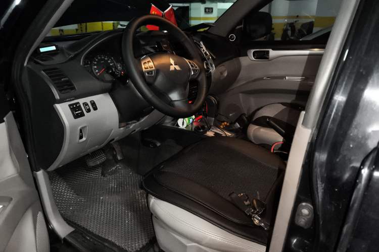 Used Mitsubishi Pajero Sport 2013 3.0L Automatic 4x4 Executive Edition Left Front Seat