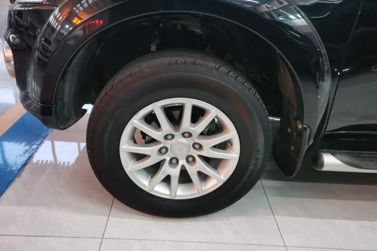 Used Mitsubishi Pajero Sport 2013 3.0L Automatic Two-Wheel Drive Luxury Edition Left Front Wheel Hub