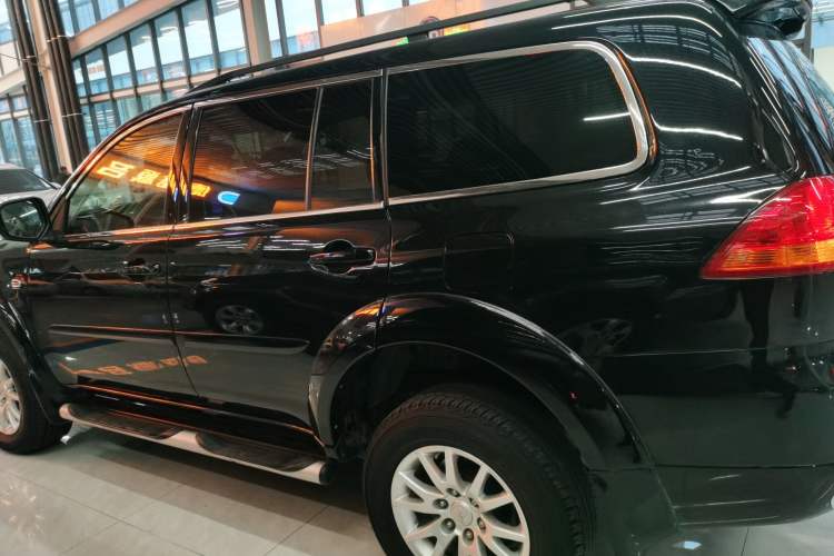 Used Mitsubishi Pajero Sport 2013 3.0L Automatic Two-Wheel Drive Luxury Edition Left Side