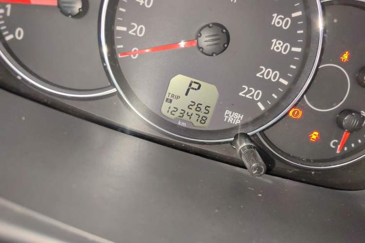 Used Mitsubishi Pajero Sport 2013 3.0L Automatic Two-Wheel Drive Luxury Edition Odometer Close Up