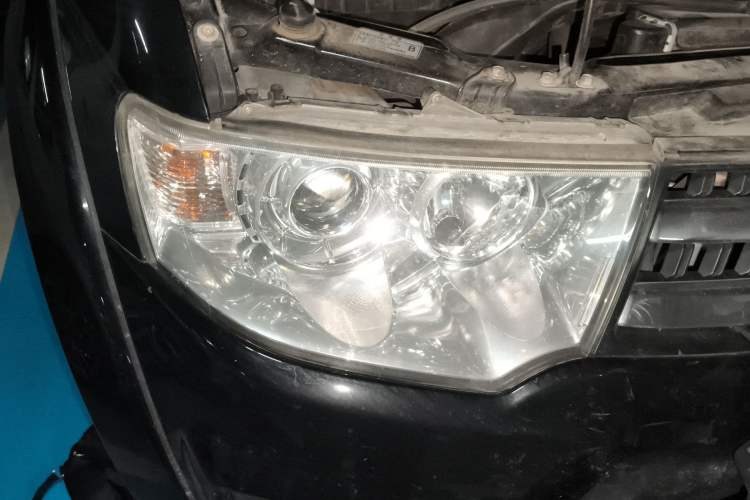 Used Mitsubishi Pajero Sport 2013 3.0L Automatic 4x4 Executive Edition Right Front Headlight