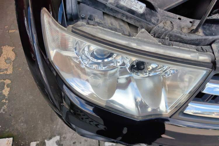 Used Mitsubishi Pajero Sport 2013 3.0L Automatic Two-Wheel Drive Luxury Edition Right Front Headlight
