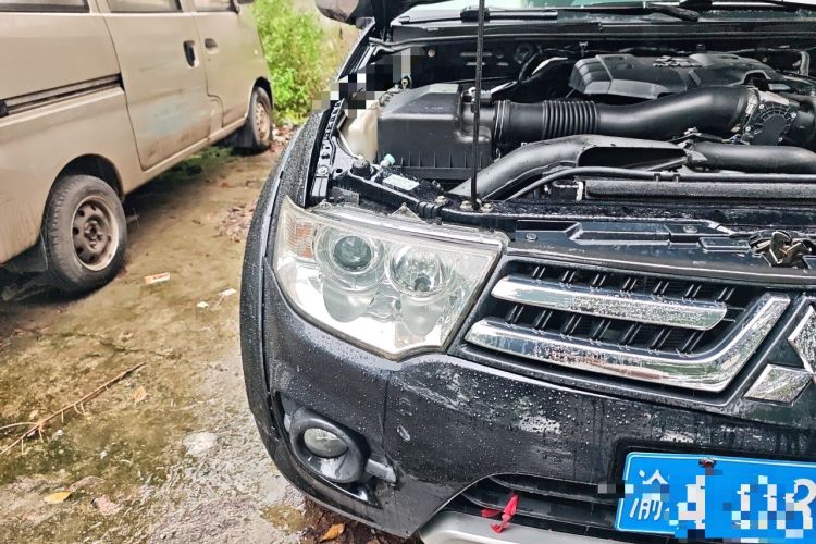 Used Mitsubishi Pajero Sport 2013 3.0L Automatic 4x4 Executive Edition Right Front Headlight