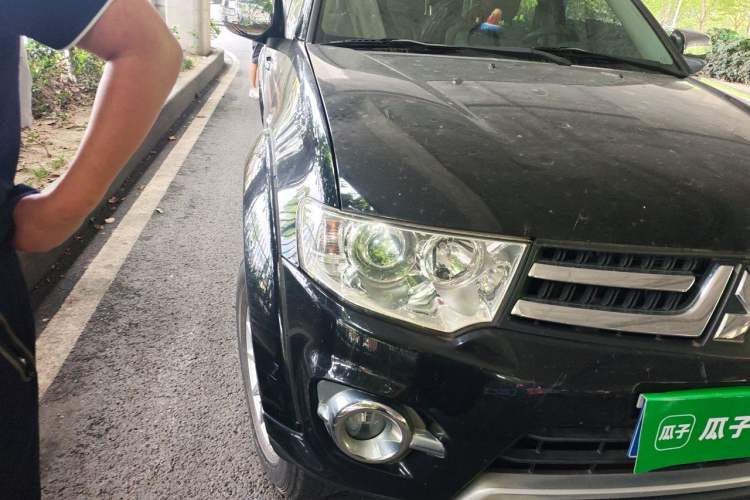 Used Mitsubishi Pajero Sport 2013 3.0L Automatic 4x4 Flagship Edition Right Front Headlight