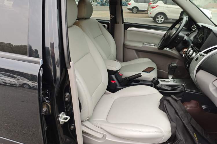 Used Mitsubishi Pajero Sport 2013 3.0L Automatic 4x4 Executive Edition Right Front Seat