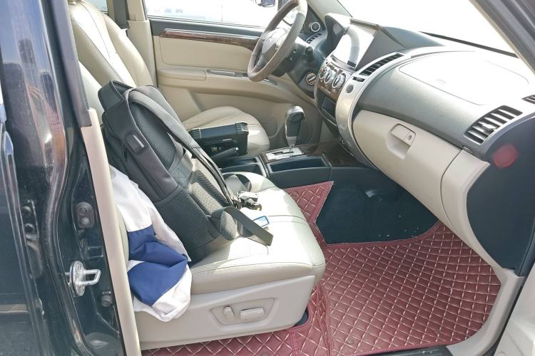 Used Mitsubishi Pajero Sport 2013 3.0L Automatic Two-Wheel Drive Luxury Edition Right Front Seat