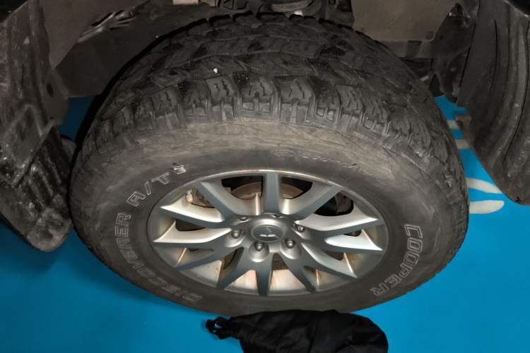 Used Mitsubishi Pajero Sport 2013 3.0L Automatic 4x4 Executive Edition Right Front Wheel Hub