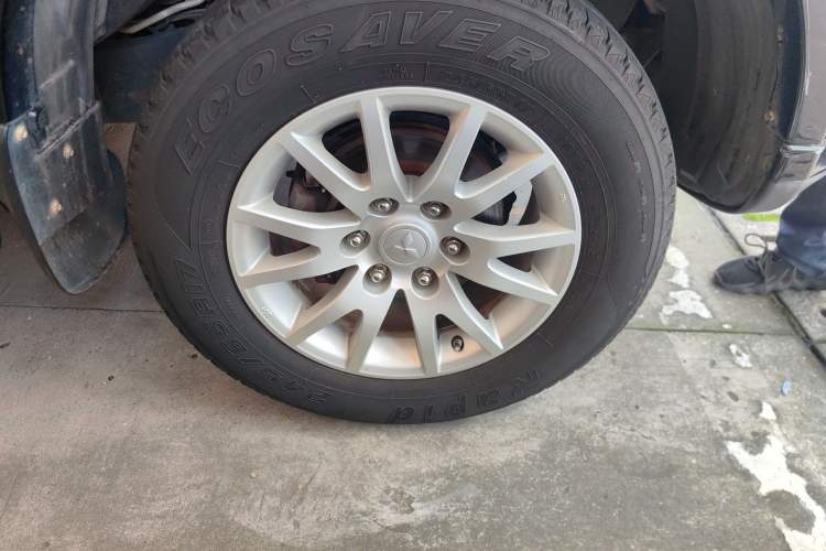 Used Mitsubishi Pajero Sport 2013 3.0L Automatic Two-Wheel Drive Luxury Edition Right Front Wheel Hub