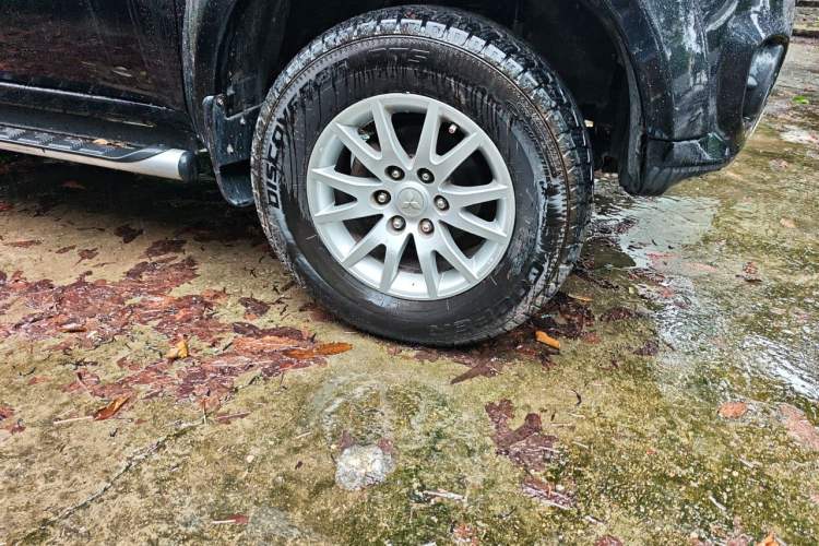 Used Mitsubishi Pajero Sport 2013 3.0L Automatic 4x4 Executive Edition Right Front Wheel Hub