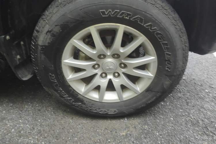 Used Mitsubishi Pajero Sport 2013 3.0L Automatic 4x4 Flagship Edition Right Front Wheel Hub