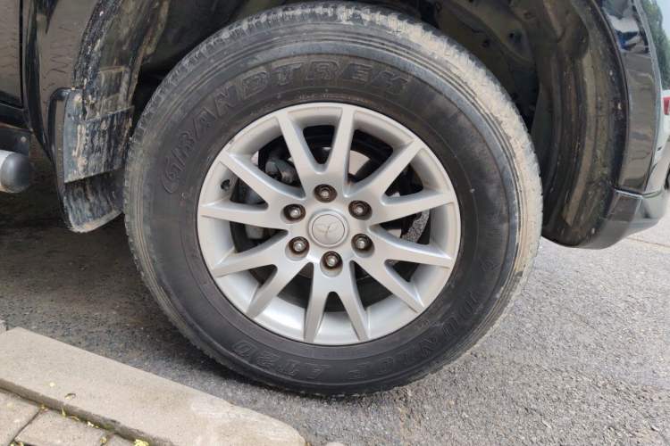 Used Mitsubishi Pajero Sport 2013 3.0L Automatic Two-Wheel Drive Luxury Edition Right Front Wheel Hub